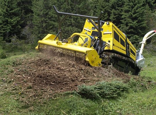 Robopower– ciężki nośnik głowic roboczych, wyposażony w trzypunktowy układ zawieszenia dla głowic roboczych z przodu i z tyłu maszyny z wałem napędowym – WOM